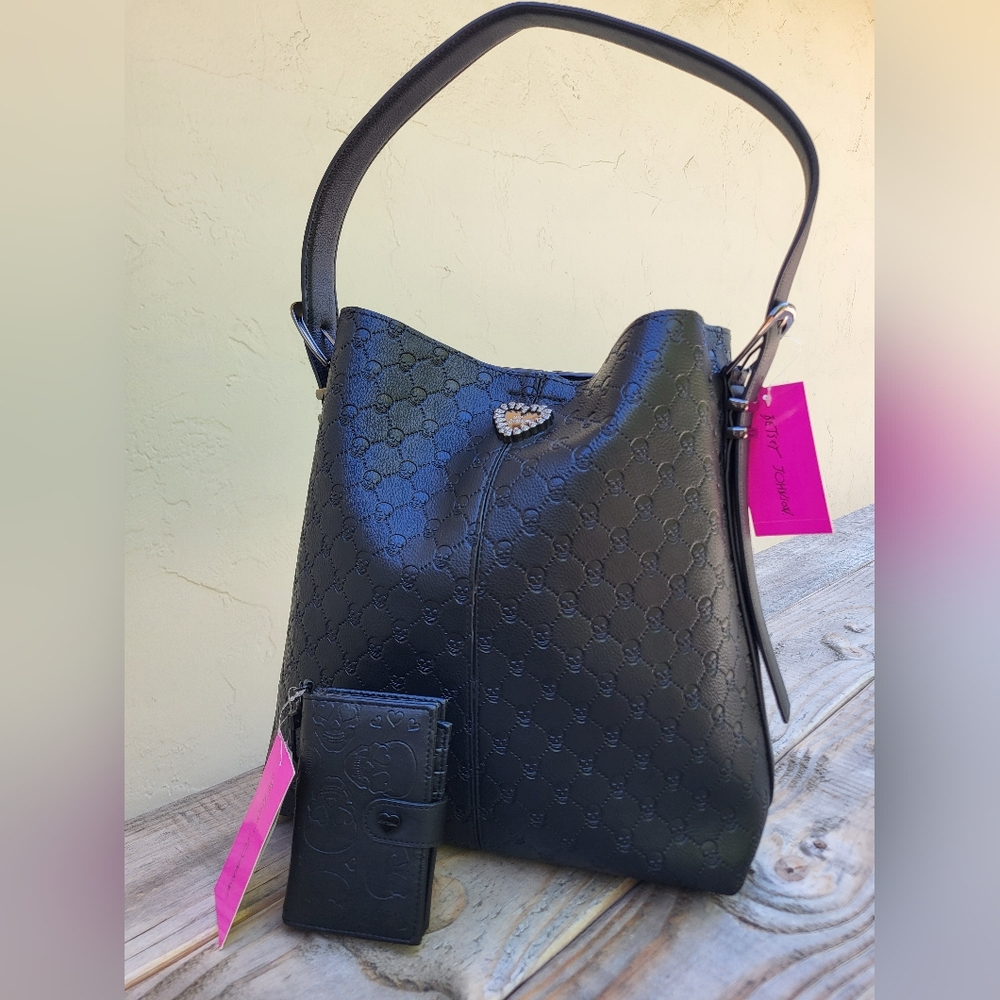 BETSEY JOHNSON NEW RELEASE! XOMILLE💀SKULL💀 BAG wallet not incuded